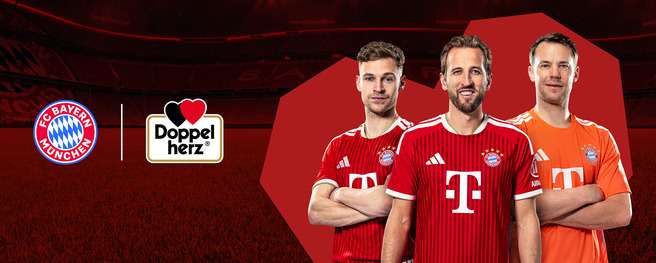 Três jogadores do Bayern de Munique posicionados em um estádio, vestindo uniformes vermelhos e laranjas. O logotipo do Bayern está à esquerda, seguido pelo símbolo de um patrocinador. O fundo é vermelho, com destaque para um campo de futebol.